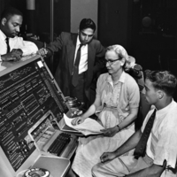Au pupitre de l&#039;UNIVAC (vers 1960)