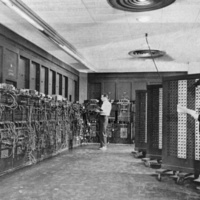L&#039;ENIAC, avec Betty Snyder (premier plan) et Glen Beck. A gauche, le tableau de connexion servant à programmer la machine.